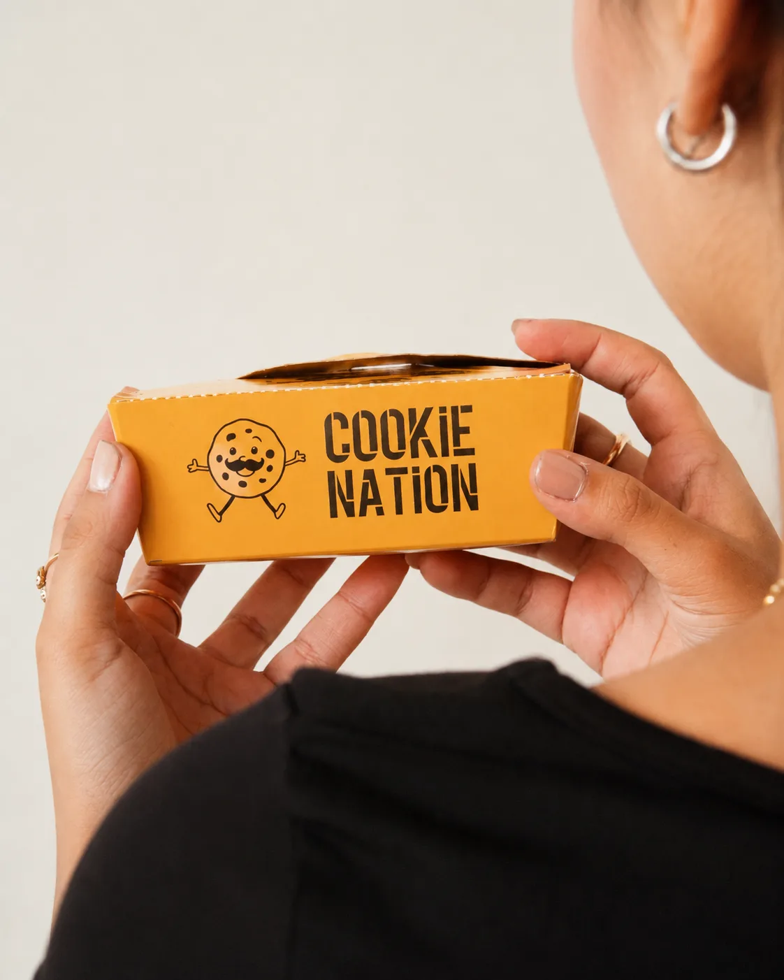 Caixa Cookie Nation nas mãos